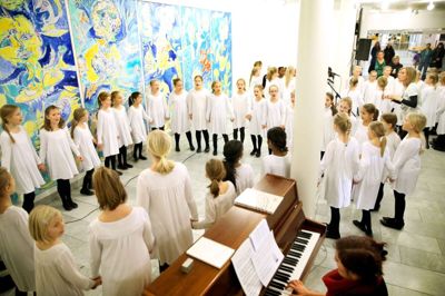 60 unge korsangere fremførte julesange på Regionshospitalet Herning. Foto: Flemming Hansen