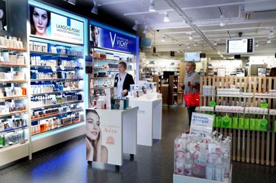 Apotekerne har stadig eneret på at sælge receptpligtig medicin, men den nye apotekerlov sætter klare grænser for, hvilke andre varer apotekerne må sælge. Mens kosmetik er kommet på negativlisten, er shampoo, cremer og andre plejeprodukter til hud, hår og tænder fortsat tilladt efter nytår. ?Foto: Henrik Ole Jensen