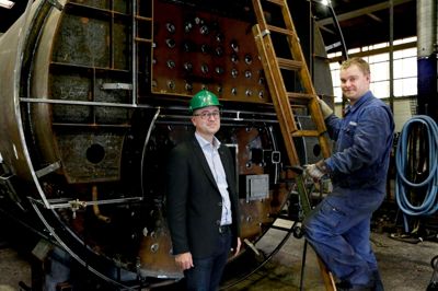 Kenneth Mikkelsen, direktør i Erhvervsrådet fik i går lejlighed til at mødes med smeden Kim Slumstrup, der også viste sin plads frem i produktionen hos Danstoker, der producerer store industrikedler. ?Foto: Henrik Ole Jensen