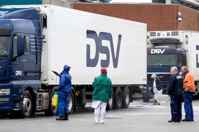 På grund af mistanke om svine-pest, lukker Danish Crown produktionen ned på slagteriet i Herning, og medarbejderne sendes hjem - efter en afvaskning af blandt andet lastbiler og sko. Foto: Tom Laursen