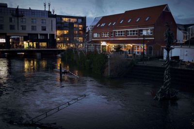 Store mængder regn er lørdag og søndag faldet over Jylland. Særlig Midt- og Vestjylland er hårdt ramt, og i Holstebro er vandet helt inde i byen. Foto: Polfoto