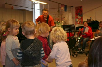 Ole Brandstrup førte an, da det lille orkester på Bytoften holdt koncert for naboerne i børnehaven »Solstrålen« i Tjørring.? foto: jesper wind