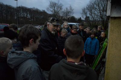 Knud H. Pedersen fortæller eleverne om laksefiskenes liv, mens man venter på dagens fangst ved el-fiskeriet. ? Foto: Flemming Thulstrup