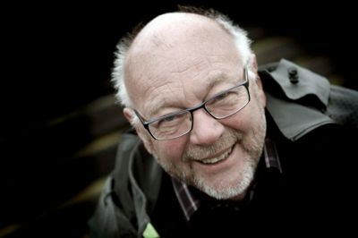 Bjarne Jensen, mangeårig formand for Arnborg Borgerforening, vil have landsbyen til at rykke ud med rendegravere og gummigeder for at flytte 500 juletræer, der i følge miljømyndighederne står for tæt på Rind Å.