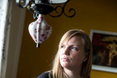 Det er nemmere at stille en diagnose og sige: »Du har ADHD, her er noget medicin«, end det er at gå i gang med at finde ud af, om der mon kan være en anden årsag til, at man har det, som man har, mener Gitte Lene Henriksen. Hun har ikke længere tillid til læger og behandlere. Hun føler sig stemplet, og det gør ondt, for det bliver en kamp for hende at slippe ud af systemet igen. - Det har frataget mig nogle rettigheder, og jeg vil nok altid være under lup. Hvis jeg bliver gravid, vil de holde øje med mig. Det er o.k., men det er stadig mærkeligt, at nogen skal holde øje med mig, siger hun. Det passer slet ikke med hendes selvbillede, af en »selvstændig, hårdtarbejdende, passioneret og ambitiøs ung kvinde«.?Foto: Flemming hansen