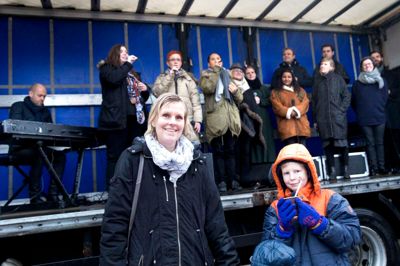 Connie Pedersen er event-koordinator for handelsstandsforeningen i Brande. Hun glædede sig over, at folk trodsede regnen lørdag, da der var koncert med Gunnertoft Gospel Singers på Torvet. ?foto: tom laursen