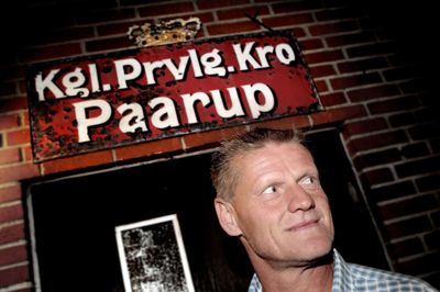Steen Madsen fra Pårup Kro er blevet politianmeldt for overtrædelse af straffelovens paragraf 132. Det handler om, at han skal fjerne skiltet med kongelig privilegeret kro fra kroen. ?Foto: Henrik Ole Jensen