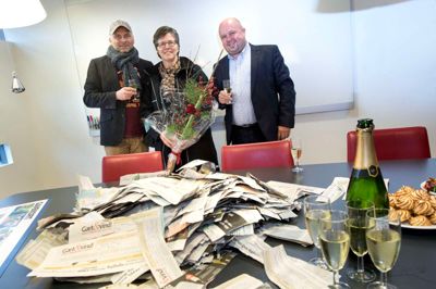 Jesper Lundgaard var årets julemand i Herning Folkeblads julekonkurrence, og det gættede Bodil Pedersen, som løb med hovedpræmien, der var sponsoreret af Bravo Tours med Peder Hornshøj i spidsen. ?Foto: Tom Laursen