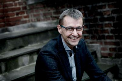 Poul Michaelsen, der 1. oktober tiltrådte som hospitalsdirektør for Hospitalsenheden Vest, har stor veneration for organisationen. Da han i 1996 begyndte at arbejde med sundhedsplanlægning i det daværende Ringkjøbing Amt, var der tale om fem selvstændige sygehuse. - De var selvbevidste og fuldstændig uafhængige af hinanden, og der var en god, fair konkurrence mellem dem. Jeg var dengang med til at bringe dem sammen til Hospitalsenheden Vest - et samlet, stærkt hele - og den rejse, vi har været på siden, fortsætter i Gødstrup. Vi laver stærkere og mere robuste enheder, der leverer den højeste kvalitet til midtvestjyderne, siger han. ? Foto: Henrik Ole Jensen