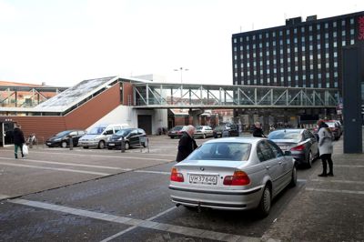 Om en uges tid bliver hele forpladsen foran banegården i Herning omdannet til byggeplads, så parkeringspladserne forsvinder, og det ikke længere vil være muligt at passere pladsen til fods. ? Foto: Flemming HAnsen