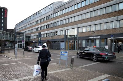 De forretningsdrivende langs banegårdspladsen får indgang lige ud til en lukket byggeplads. ?Foto: Flemming HAnsen