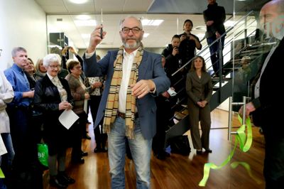 Johs. Poulsen (R), formand for Kultur- og fritidsudvalget i Herning Kommune, klippede den grønne snor ved FOF Hernings åbningsreception på Torvet i går. Forstanderinde Kirsten Bjørn-Thygesen har en stor del af æren for, at FOF har fået lokaler på Torvet, men markedsudviklingen har også gjort sit i kraft af en husleje, der er langt under det, den var for nogle år siden her på Torvet. Repræsentanter fra Hernings kulturliv, FOF-lærere, sponsorer, samarbejdspartnere og FOF's direktør Otto Juhl Nielsen fra sekretariatet i København ( i blå skjorte til venstre ) deltog også. ?Foto: Henrik Ole Jensen