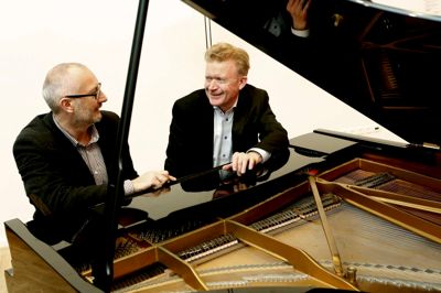 De kan faktisk godt spille firehændigt:
Christian Alstrup (t.v.) har lagt noget struktur og ledelse ned over Mads Billes passion for sang. ? Foto: Henrik Ole Jensen