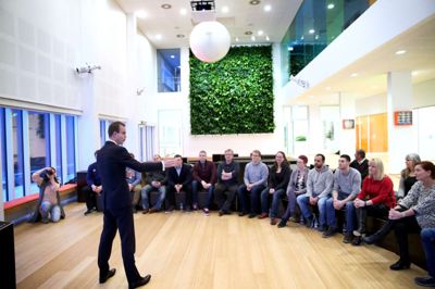 Undervisnings- og forskningsminister Esben Lunde Larsen fik lejlighed til at tale med en gruppe studerende og undervisere på Erhvervsakademi MidtVest. ? foto: Flemming Hansen