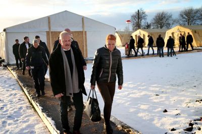 Centerleder Michael Jacobi viste blandt andet Inger Støjberg (V) rundt i den nye teltlejr. Den består af et stort spisetelt og 25 beboelsestelte, der er opvarmet ved hjælp af store oliefyr, som kan få temperaturen op på behagelige 28 grader. ? Foto: Flemming HAnsen