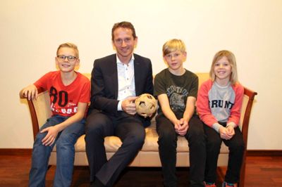 Kristian Jensen fik sved på panden, da han prøvede at spille chinlone med bolden af bambus sammen med de tre rejselystne Aulum-drenge. ?privatfoto