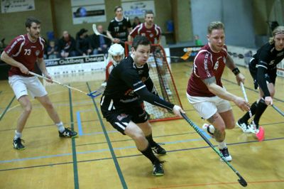 Sunds' spillende træner, Søren Holm (forrest), var én af profilerne, da Seahawks lørdag vandt over Copenhagen Floorball Club med et mål i overtiden. ? Foto: Flemming Hansen