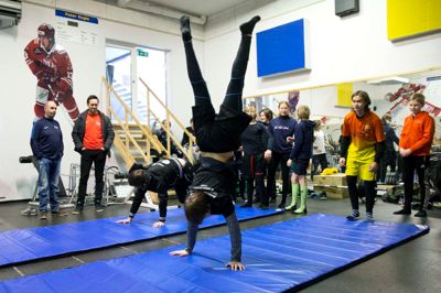 Elitekoordinator Søren Baadsgaard (i rød trøje t.v.) er her på besøg til morgentræning hos ishockeyeleverne. Træningen forestås her af Lars Bach fra Herning Ishockey Klub. ?Foto: Tom Laursen