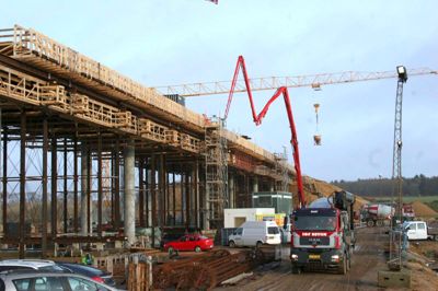 900 kubikmeter beton skal bruges på at støbe dækket i den 200 meter lange dalbro over Herningsholm Å. I går blev den første fjerdedel af dækket støbt. Resten af broen skal være støbt færdig inden sommerferien. Dalbroen er en milepæl for Holstebromotorvejen fra Snejbjerg til Sinding, som Vejdirektoratet forventer er klar til åbning om 14 måneder.?foto: jesper wind
