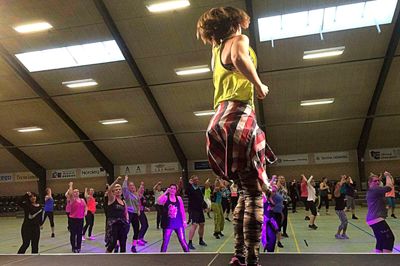 Mariola Kajkowskaja på podiet er zumbainstruktør i TIF og underviser i Zumba Toning, Sentao og Step, men også i cubansk salsa, reggaeton og bachata. Mariola Kajkowskaja underviste ved lørdagens zumba maraton sammen med Diego Armendariz, Christina Kjær Lund og Christina Gregersen. ?Privatfoto