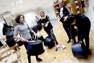 Andrea Fomsgaard (til venstre) har lavet sit instrument færdig. Bag hende står Christine Duelund og Naja Falsig. ?foto: henrik ole jensen