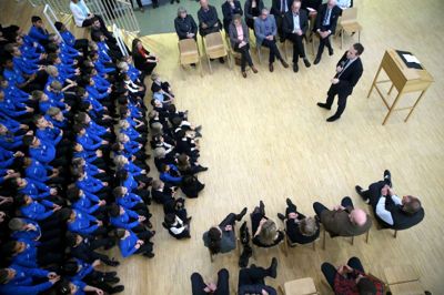 Der var lagt op til debat og dialog for store som små, da udenrigsminister Kristian Jensen besøgte Den Internationale Skole i Ikast. ?foto: Flemming Hansen