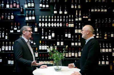 Excellent Wine i Lind opgraderede sidste år virksomhedens showroom og mødelokale for at kunne give kunderne en god oplevelse. John Henriksen og Søren Falk Lauritsen kan under deres samtale hurtigt blive enige om, at de personlige relationer til både kunder og leverandører er afgørende for at kunne drive en god forretning over en årrække. ?Foto: Henrik Ole Jensen