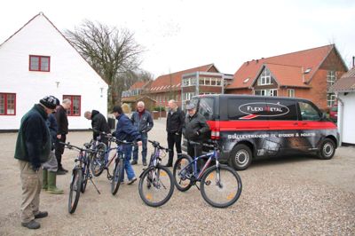 Cyklerne nåede dårligt nok at stå på støttebenene, før flere beboere var henne for at studere gaven - og kort efter var alle fem cykler på farten. Ved bilen står forstanderen på Møltrup Optagelseshjem, Ebbe Larsen (t.h.), og Kennet Rand fra Flexi Metal. ?Foto: Søren Poder