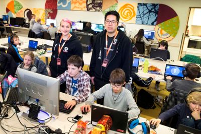 Dennis Sørensen og Maria Brixen fra Ikast-Brande eSport vil have flere computerspillere ind i organiserede foreninger. Det vil give den voksende sport en stærkere stemme. Foto: Tom Laursen