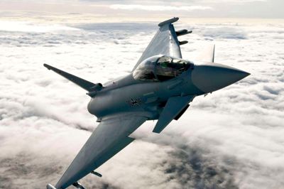 Danmark står foran den største våbenhandel i historien, når de aldrende F16 fly fra 1980'erne skal have en afløser i 2020. Valget står mellem tre producenter: Lockheed Martin, Boeing og Airbus. Folkebladet har besøgt fabrikken i Sydtyskland, hvor Airbus samler deres Eurofighter Typhoon, som ses på billedet. ? Foto: Eurofighter Jagdflugzeug GmbH