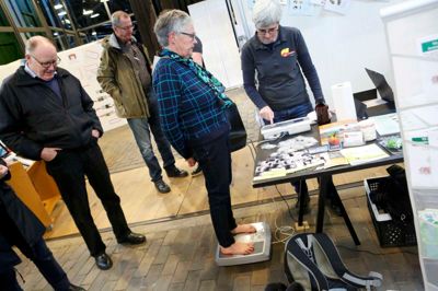 Inge King Martyn fra Brande var blandt de mange besøgende til foreningsmarked i RemisenBrande. Her får hun målt sin sundhed. ?Foto: Henrik Ole Jensen