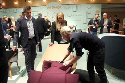 Onsdag havde de 12 designstuderende fra Herning travlt med at vise deres produkter frem for messegæster på møbelmessen i Stockholm. ?Foto: VIA Design