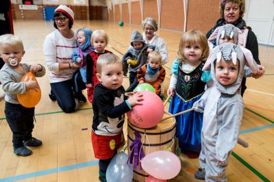 Selv om der er etableret privat børneinstitution med vuggestue i byen, er den kommunale dagpleje i Feldborg fortsat populær. Det fastslår Inge Pape, der ses bagest til højre ved dagplejerens fastelavnsfest tidligere på året. ?foto: Tom laursen