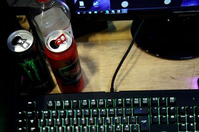 Computerne er forbundet med et virvar af ledninger, og mellem ledningerne står der tomme colaflasker, energidrikke, pizzabakker, chips- og slikposer. Deltagerne medbragte selv computer, wifi, netværk og strømforsyning sørgede arrangørerne for. ?Foto: Flemming Hansen