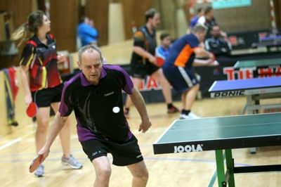 Bordtennis udfordrer motorikken og koncentrationsevnen. Man bliver simpelthen klogere af at spille bordtennis. Her er det formanden for BTK Midtjylland og Jysk Bordtennis Union, Jan Andersen fra Snejbjerg, der spiller kamp ved weekendens Jyske Mesterskaber med omkring 100 deltagere i Snejbjerg Hallen. ?Foto: Flemming Hansen