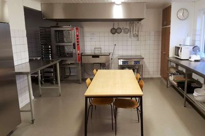 Det »nye« køkken venter bare på, at nogen kommer for at svinge gryderne, og måske vil renoveringen af forsamlingshuset også tiltrække nye brugere. ?Privatfoto