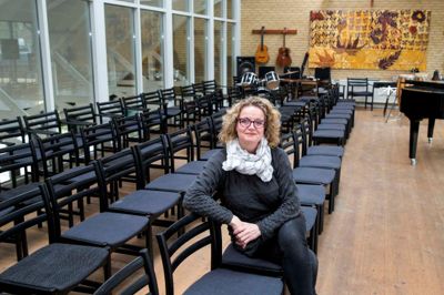 Forstander på Højskolen Skærgården, Vibeke Lundbo, er glad for donationen fra den tidligere Herning Højskole. Nogle af pengene er gået til at restaurere de gamle stole i foredragssalen, frem for at købe nye. ?foto: tom laursen
