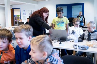 Isabella Bjørn Hansen er den ene del af Spilpatruljen, som tager ud og underviser børn i at programmere deres egne computerspil. ?foto: Tom Laursen