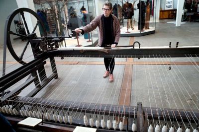 Museumsinspektør Kristine Holm-Jensen ved Textilforums eksemplar af »Spinning Jenny«, der oprindelig kom til Fyn omkring 1850. ? foto: flemming hansen
