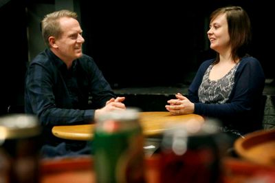 Brian Bruhn og Jane Madsen finder sig lige så godt til rette i ved en scene, der lugter lidt af øl, som de gør i et mødelokale fyldt med medlemmer af Erhvervsrådet. Foto: Henrik Ole Jensen