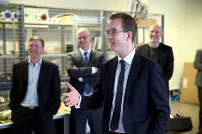 Forsknings- og uddannelsesminister Esben Lunde Larsen viste stor interesse for de studerendes arbejde ved AU Herning i Birk. ?Foto: Flemming Hansen