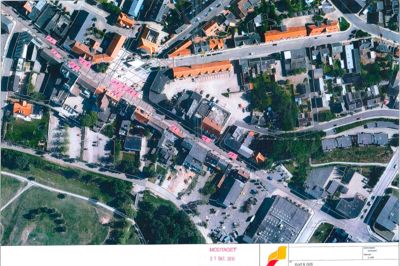 Her er foreningernes forslag til parkeringspladser i Storegade. De 13 parkeringspladser er markeret i de lyserøde felter med en streg. Foto: Ikast-Brande Kommune