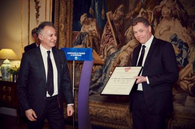 Den franske ambassadør i Danmark, François Zimeray (t.v.), og Egetæppers administrerende direktør, Svend Aage Færch Nielsen (t.h.). ?Foto: PR-foto