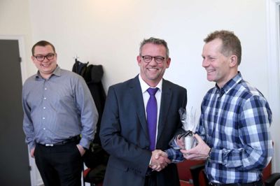 Lars Birkkjær (tv) fik Nordeaprisen tirsdag af filialdirektør Poul Bæksted, som her også giver en lille pokal til prismodtageren i 2014 , centerleder Henrik Juhl , Videbæk Idræts- og Fritidscenter, Foto: Flemming Hansen