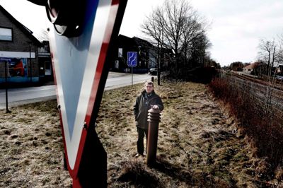Tidligere boghandler Hasse Jensen mener, at hjørnet mellem Ollingvej og Nr. Bredgade ved jernbaneoverskæringen er en skamplet for byen. Det har set sådan ud i fem til seks år nu, og han håber snart, at der sker en forskønnelse af det frie areal. ? ?foto: Henrik Ole Jensen