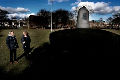 Valgmenighedspræst i Herning Gjellerup Morten Kvist og højskoleforstander på Højskolen Skærgården Vibeke Lundbo er her fotograferet i Sdr. Anlæg, som er et af de steder, de forbinder mest med folkelighed i Herning. Her blev der i mange år holdt grundlovsmøder, danset i pavillonen og kysset mellem træerne, og der er stadig folkelighed tilbage i Sdr. Anlæg, hvor blandt andet en af vore mest folkekære sangere, Kim Larsen, giver en udsolgt udendørs koncert i juni. ?Foto: henrik ole jensen