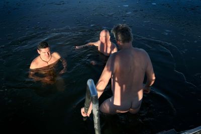Per Vindum er på vej ned i det kolde vand, mens Dan Brantlov (t.v.) og Gert Quist ser til. Foto: flemming hansen