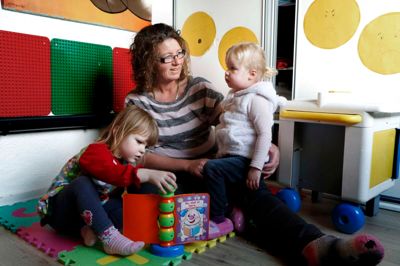 Siden 2008 har Kaja Nykjær Nielsen passet 25 forskellige børn som dagplejer i Gjellerup. Om få uger skal hun sige farvel til Victoria, hun har på skødet og Sofie. De skal starte i børnhaven. Ude i barnevognene lå Alberte, Luca og Johanne endnu og sov middagslur.? foto: henrik ole jensen