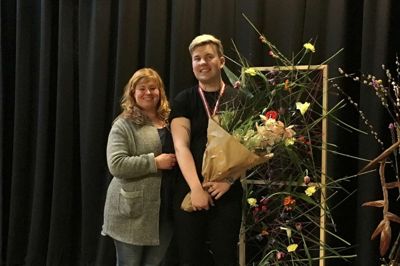 Mattias Holm Madsen skal til danmarksmesterskaberne i blomsterbinding efter at have fået førstepladsen i juniorrækken ved de midtjyske mesterskaber i Remisen i Brande. ?privatfoto