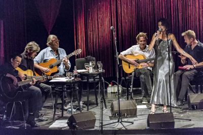 Sangerinden Rina Skeel er i front for Odin Teatrets tango-orkester, når de spiller op i Huset No7. ?pr-foto